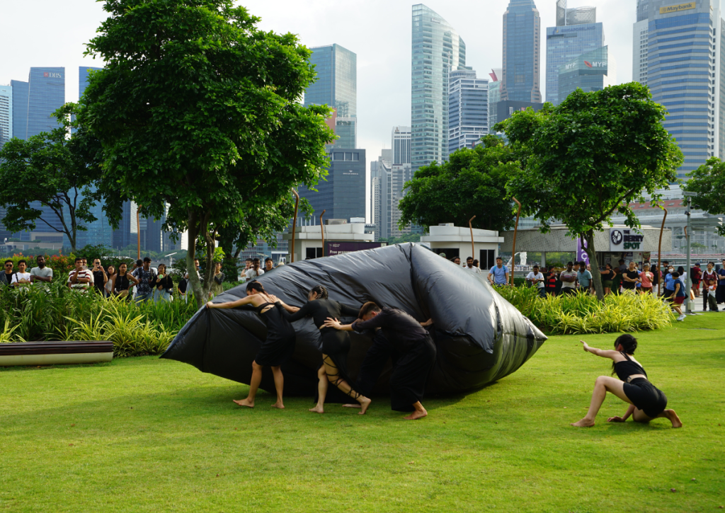 Wreck, with its visually fascinating soft black plastic sculpture, captured lots of audiences at the Esplanade outdoor space. © Asia-Europe Foundation