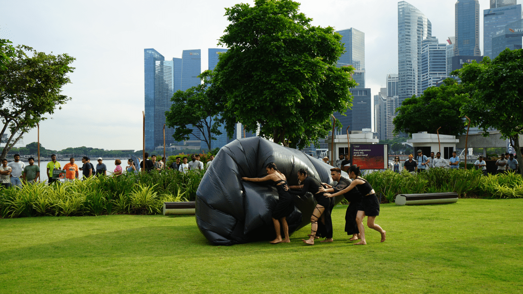 WRECK was performed by 5 local dancers gathered through an open call in Singapore, who engaged in a week long rehearsal and collaboration with its creator, Pietro Marullo © Asia-Europe Foundation