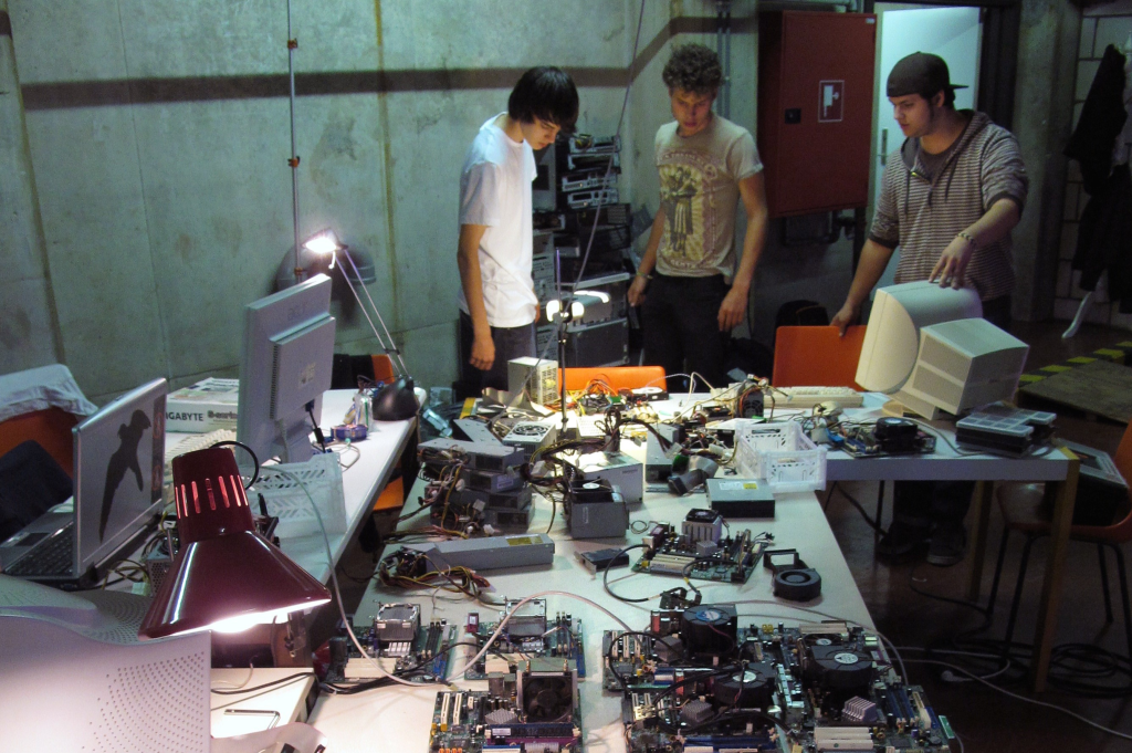 Biomodd [SNKw], Belgium, Community Workshop, 2010 © Angelo Vermeulen