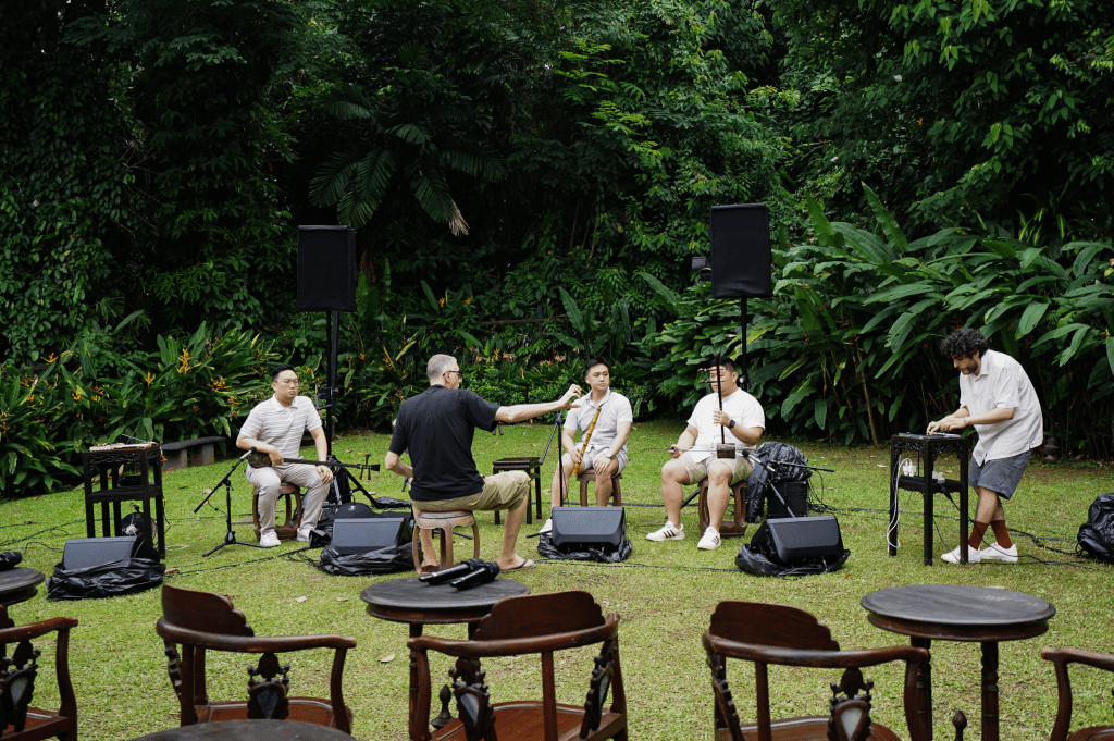Artists of Siong Leng and Tempo Reale rehearse for the BRIDGE: Preview after their residency in Singapore © Temenggong Artists-In-Residence