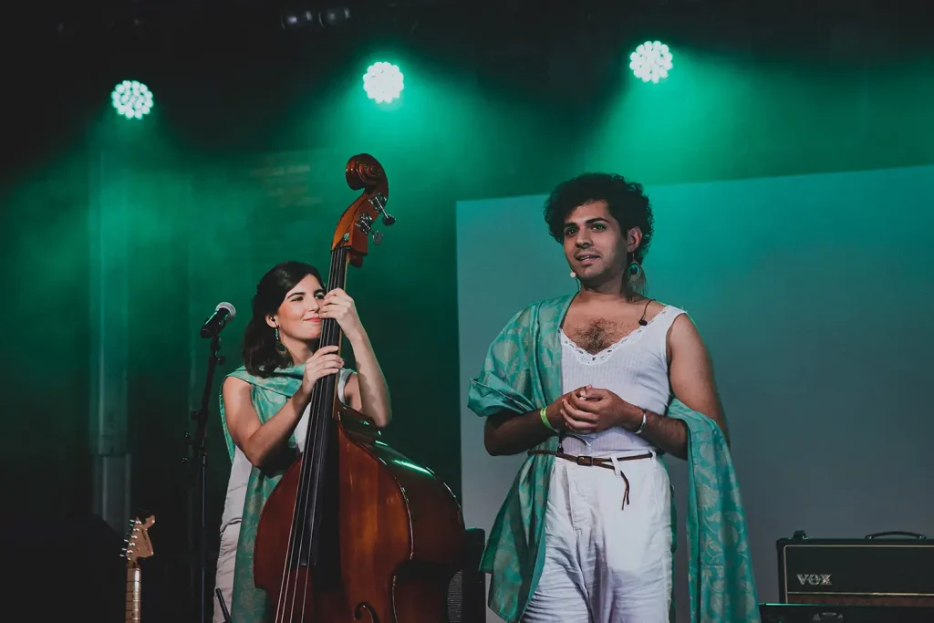 A photo taken of Vignesh Melwani (right) with his collaborator Carla Gonzáles Ferrer (left) playing on stage. © Ray Molinari.