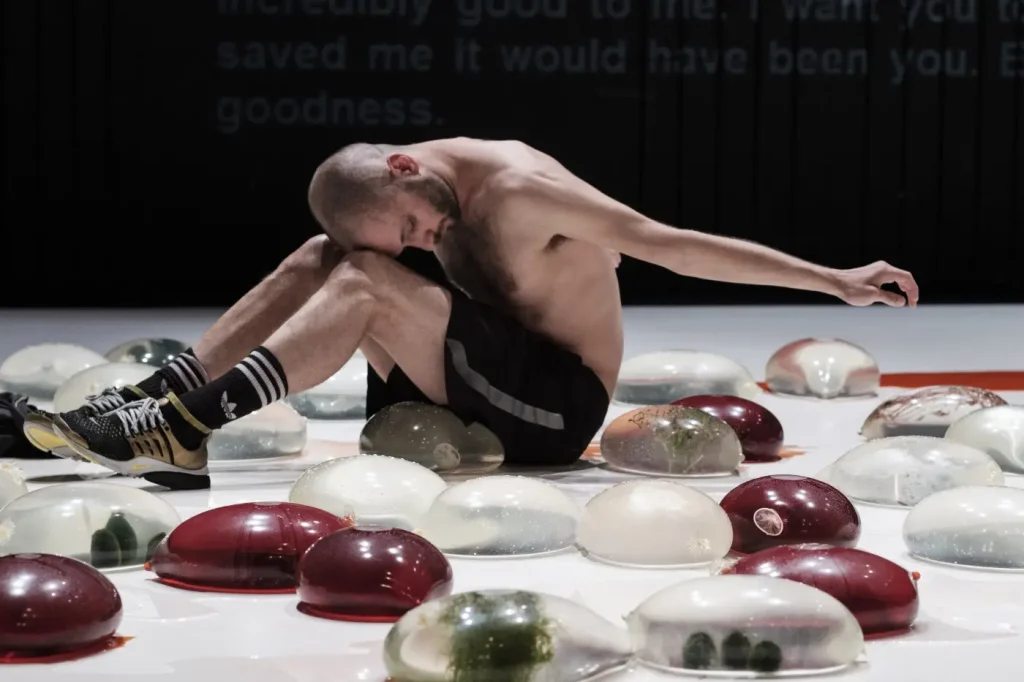 Karol Tymiński performing 'The Gardener' at the Ujazdowski Castle Centre for Contemporary Art, 2018 © Bartosz Górka