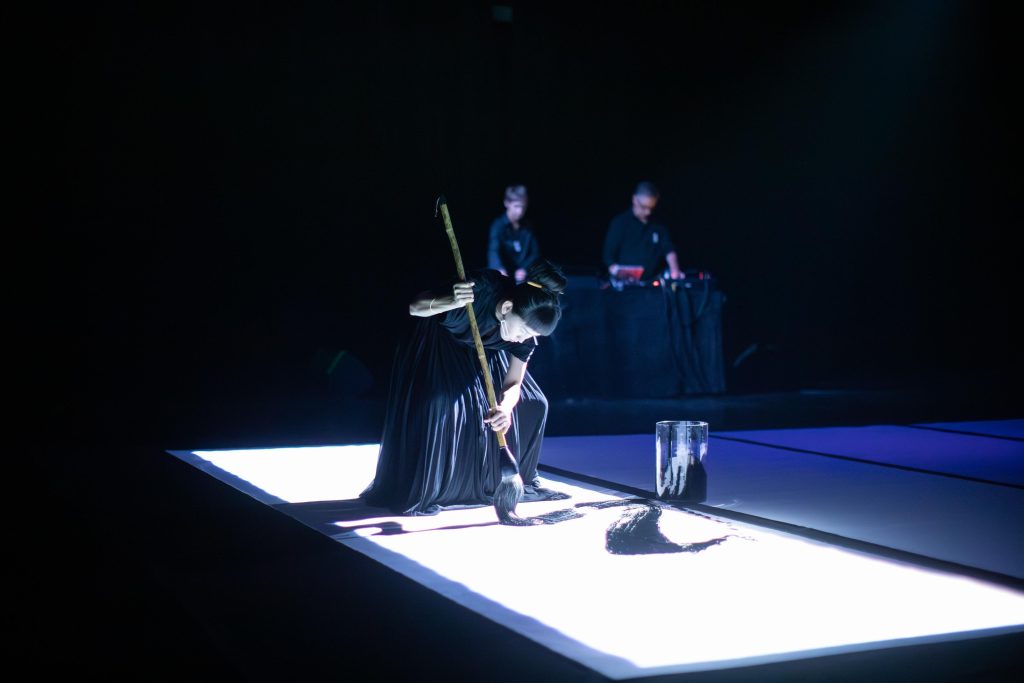 Aoi Yamaguchi in ‘Calligraton’, AECFest 2025 Closing Curtain in Singapore © Naoko Kaneda