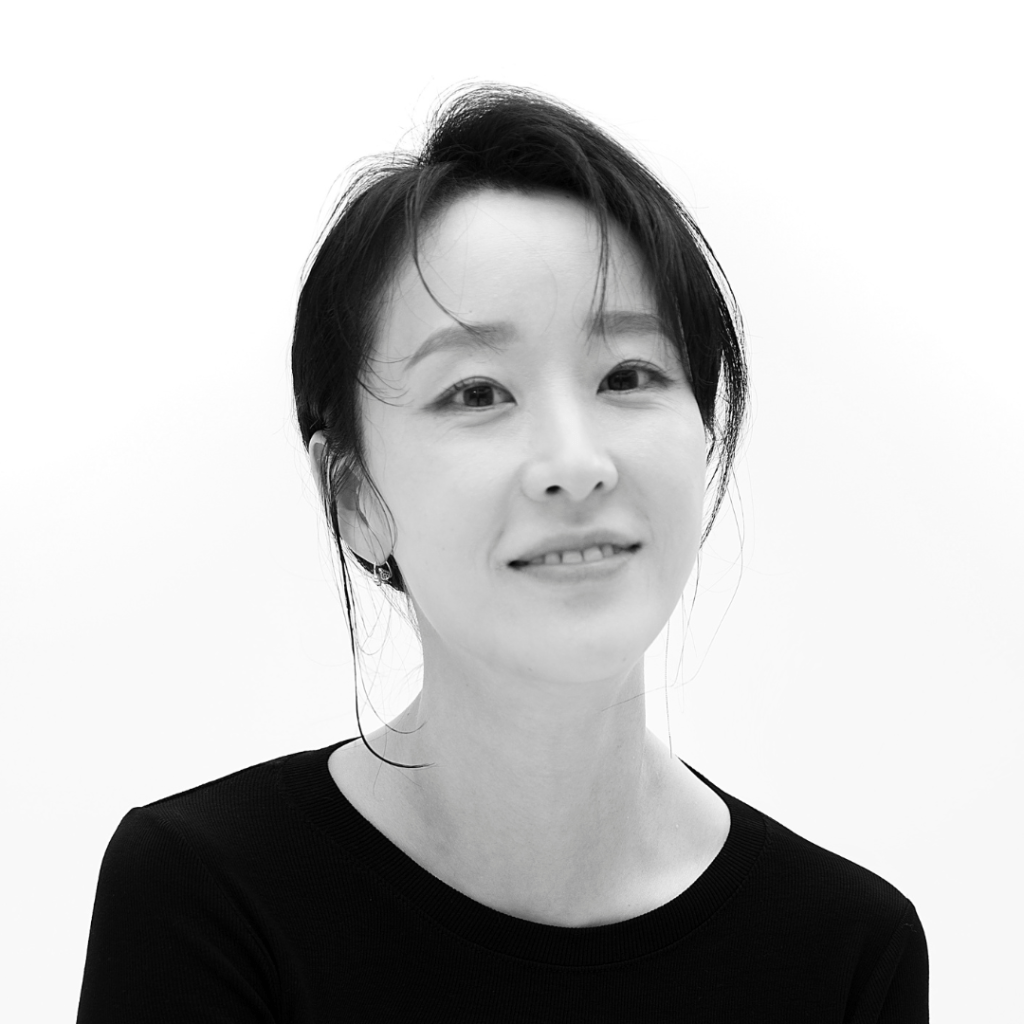 Kim Bora is interested in discovering the concept of time in dance through the exploration of the body. Her main interests include various forms and experimental practices of choreography.


She continues her work by focusing on the non-verbal aspects with the intertwining of dance and the physical body which possess unique characteristics that are neither question nor answer. She is particularly interested in post-humanism and feminism in dance, and is currently the Artistic Director of Art Project BORA.